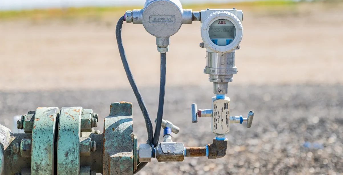 ABB pressure transmitter with manifold on a field pipeline