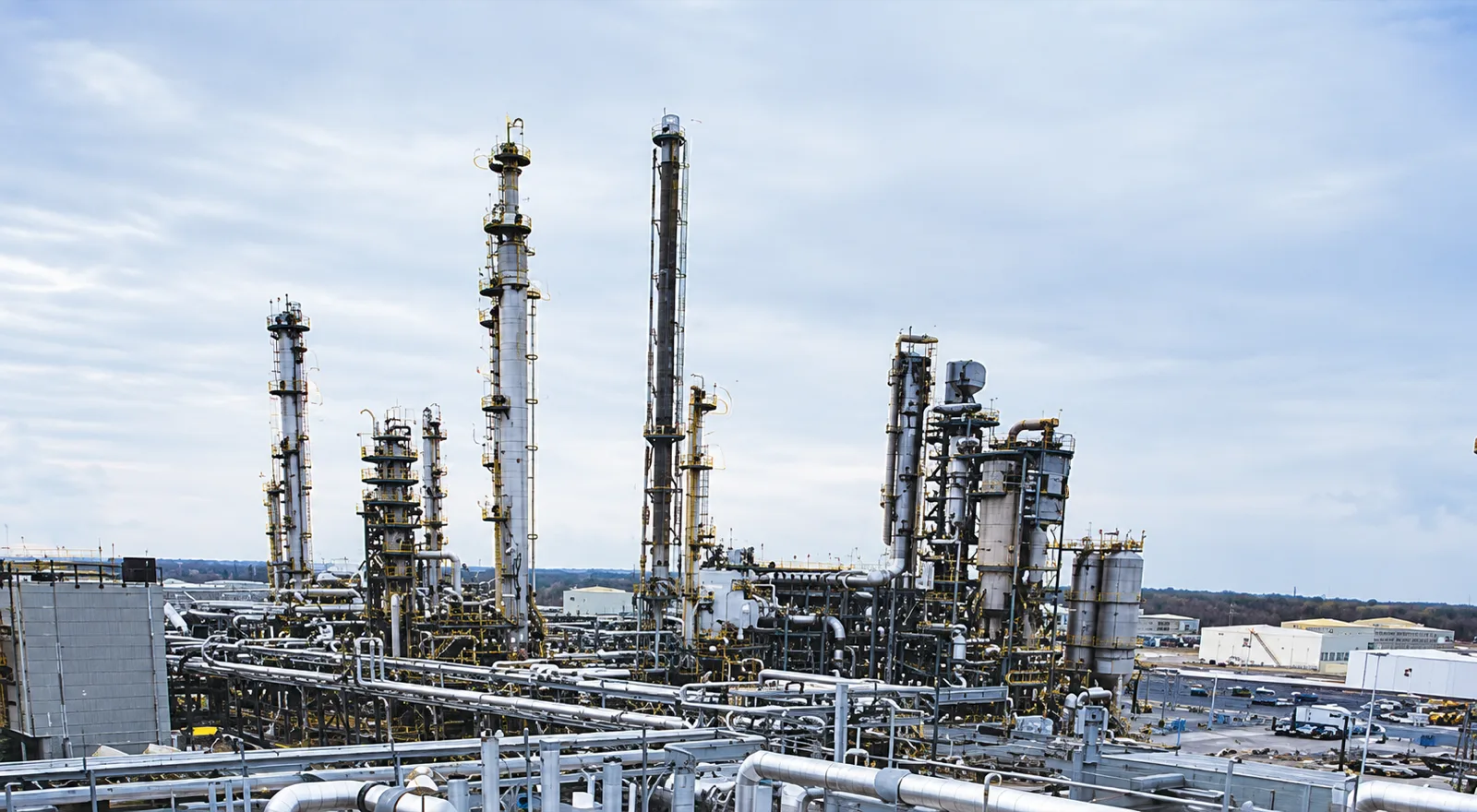 Petrochemical refinery complex with distillation columns